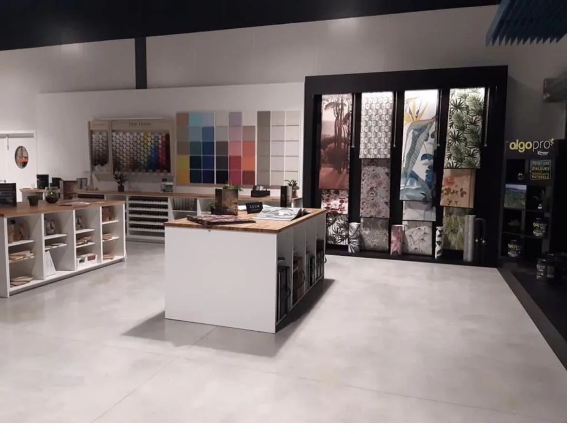 Espace conseil et nuanciers du magasin de Mérignac